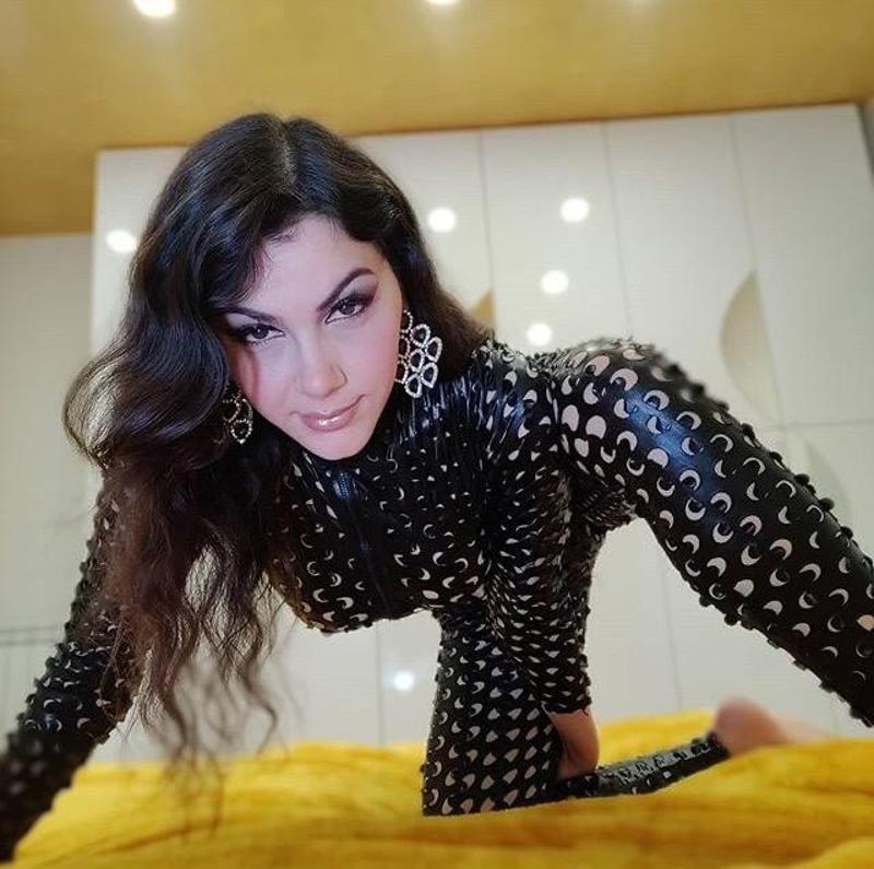 A skilled Dominatrix and Fetishist seeking for a serious slave & Sub