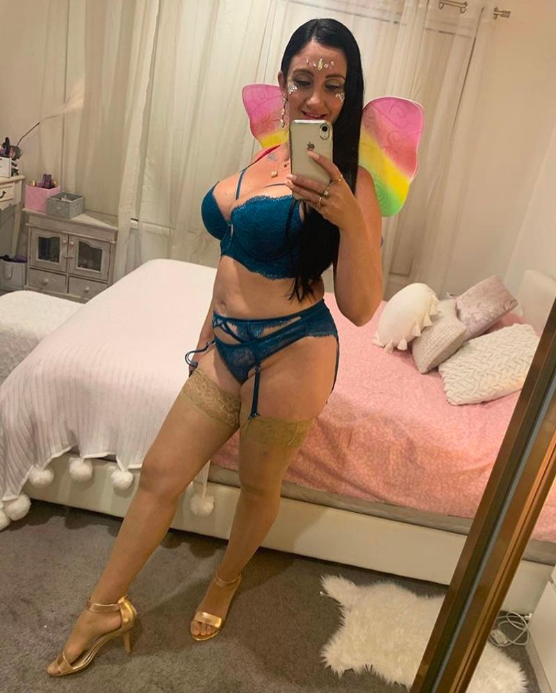 I'm your mature statuesque Mistress I am a sophisticated,l